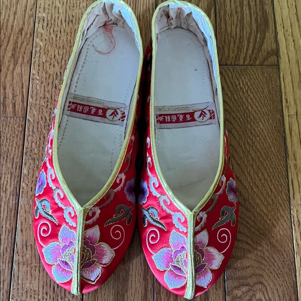 GARDEN  SHOES ( Brand name)CHINA woman’s Floral embroidered  flats